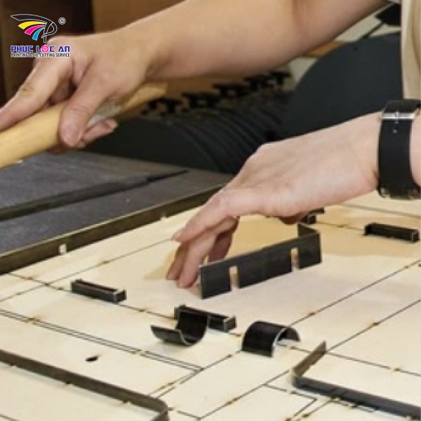 Chọn khuôn bế có đế gỗ chất lượng phụ thuộc và đế gỗ và chất liệu lưỡi dao