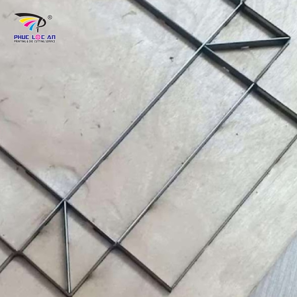 Khuôn bế tốc độ cao hoạt động dựa trên cơ chế dập phẳng hoặc lăn tròn