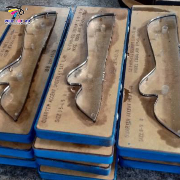 Khuôn dập da bằng sắt có độ bền cao, chịu lực lớn, độ chính xác cao