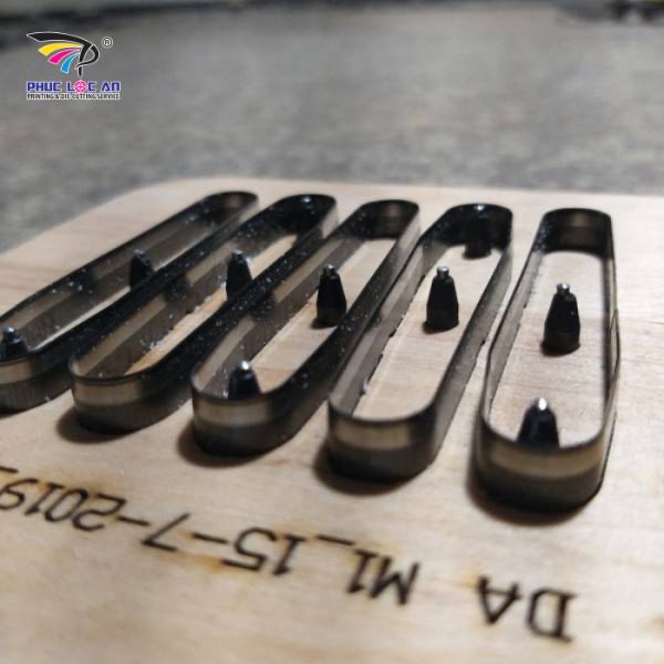 Khuôn dập da bằng sắt có cấu tạo từ vật liệu chịu mài mòn cao