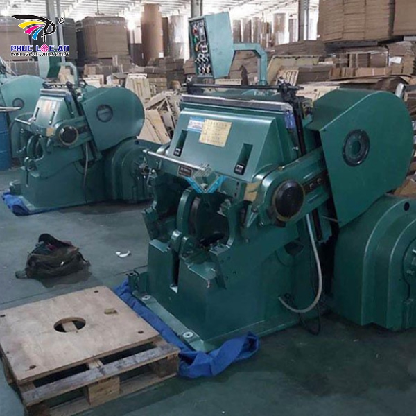 Luôn kiểm tra kích thước máy bế để thiết kế khuôn phù hợp và chuẩn xác