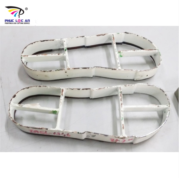Căn chỉnh khuôn chuẩn xác trước mỗi ca để đảm bảo đường cắt thẳng đẹp