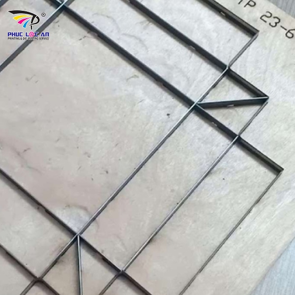 Khuôn bế hộp carton giúp định hình giấy chính xác trong sản xuất bao bì