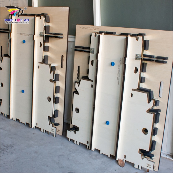 Khuôn bế gỡ rác hoạt động nhờ ép lực cơ học và lực đàn hồi phối hợp