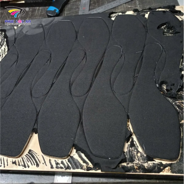 Giá bán mút xốp trong khuôn bế phụ thuộc vào độ cứng, độ dày và chất liệu