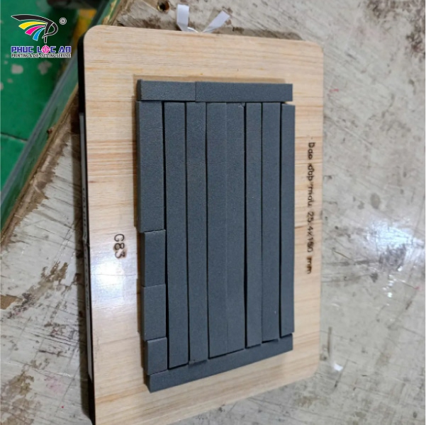 Tùy nhu cầu, có thể linh hoạt chọn loại mút xốp trong khuôn bế phù hợp