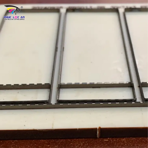 Dao bế răng cưa thường dùng để cắt bao bì trang trí hoặc tạo mép răng cưa dễ xé