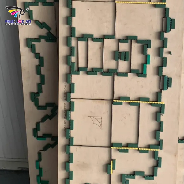 Khuôn bế phẳng cắt sắc nét, ít sai lệch, phù hợp cho các chi tiết phức tạp