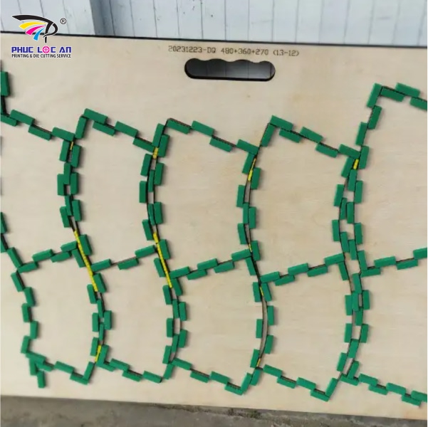 Khuôn bế phẳng có độ chính xác và tốn ít chi phí ban đầu hơn so với khuôn bế tròn