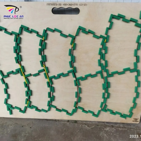 Khuôn bế decal dùng để cắt và tạo hình các vật liệu mềm đảm bảo độ chính xác và đồng đều